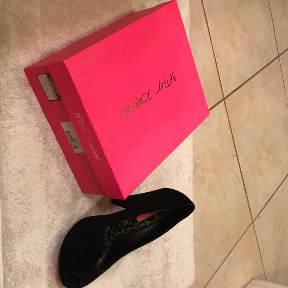 Betsy Johnson velvet black heels size 7.